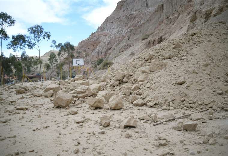 Una empresa remueve tierras en época de lluvias y causa un deslizamiento en la zona sur de La Paz