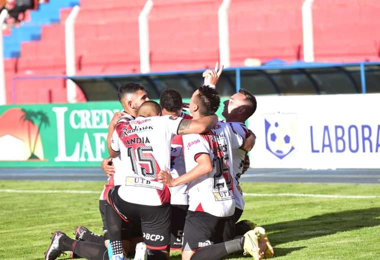Festejo de los jugadores de Nacional Potosí en la goleada a Libertad Gran Mamoré. APG