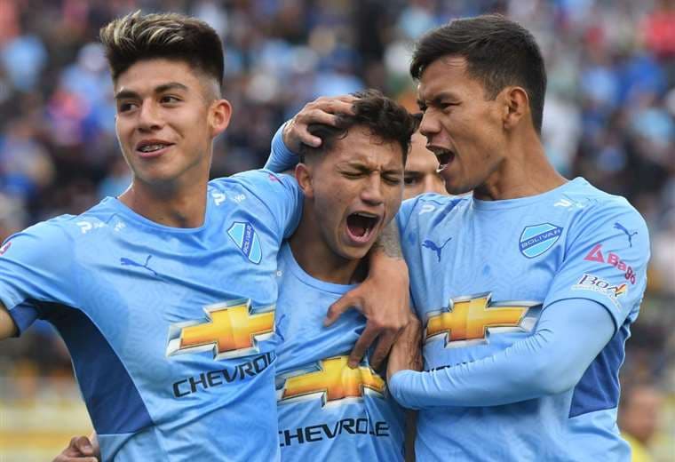 Villamil, Chávez, y Sagredo en el festejo del primer gol de Bolívar a Oriente. APG