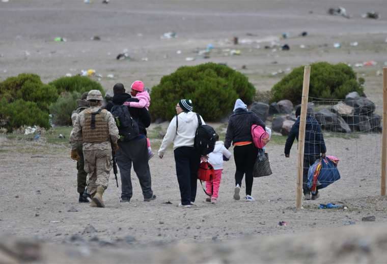 Migrantes podrían superar a pobladores del lado boliviano, por militarización en frontera con Chile