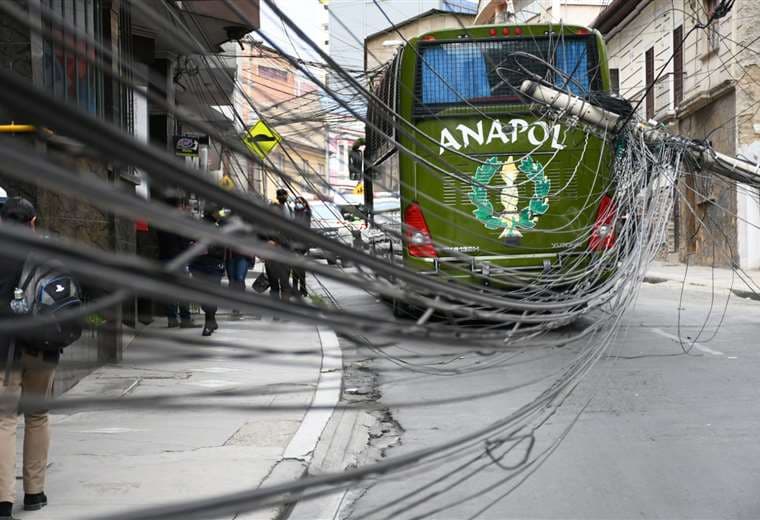 Bus policial ocasiona la caída de cables de tres postes en una calle en La Paz 