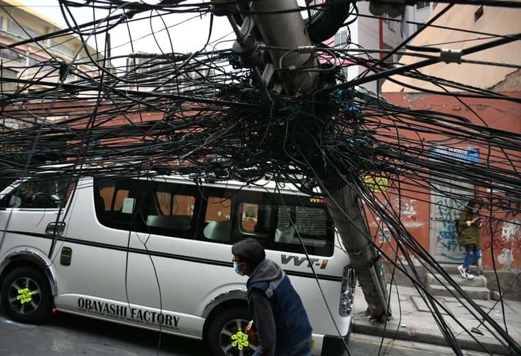 Bus policial ocasiona la caída de cables I APG Noticias.