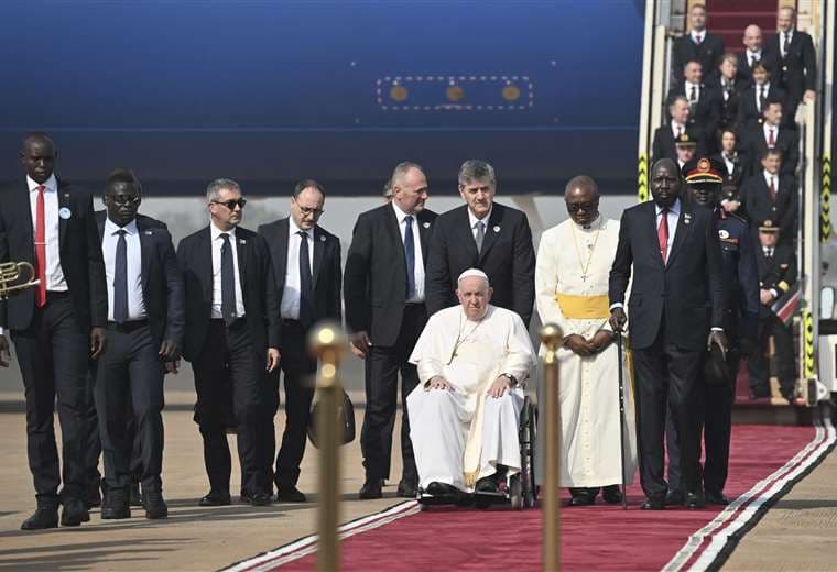 El papa llegó a Sudán del Sur en misión de paz