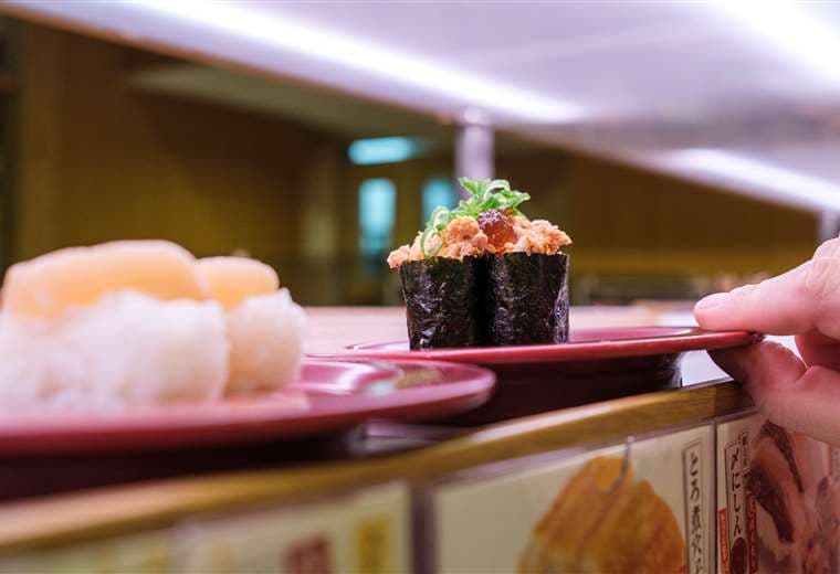 Bromas antihigiénicas en restaurantes de sushi generan indignación en Japón