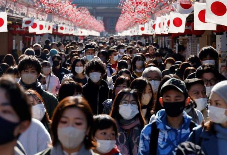 Por qué Japón tiene ahora su mayor cantidad de muertes por covid tras 2 años con la pandemia bajo control