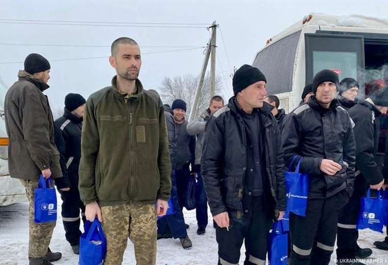 Rusia y Ucrania liberan a casi 180 soldados en intercambio