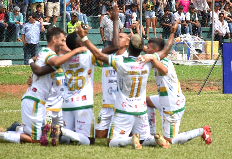 Los jugadores de Libertad Gran Mamoré celebran en su debut en Trinidad. Foto. APG