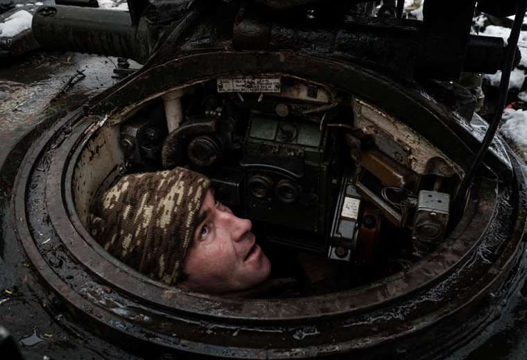 Soldado ucraniano dentro de un tanque/Foto: AFP