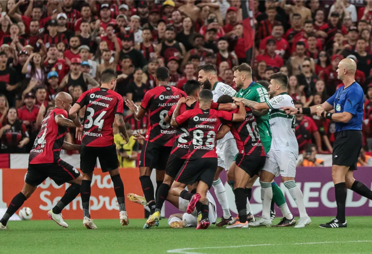 Athletico Paranaense y Curitiba protagonizaron una escandalosa pelea campal tras empatar 1-1