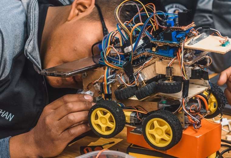 "No podemos dejar pasar otra generación sin ofrecerle estas habilidades", propone profesor de robótica