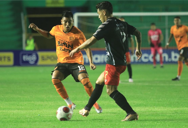 Royal Pari e Independiente se enfrentan en el Tahuichi. Foto. Juan Carlos Torrejón  