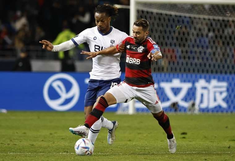 Everton Ribeiro peleando la pelota con un rival del Al-Hilal. AFP