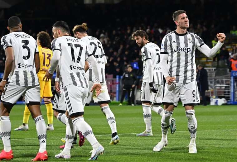 Vlahovic celebrando uno de sus goles en la victoria de la Juventus. AFP