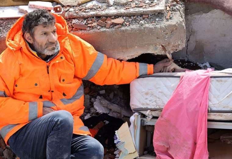 La imagen de “un padre sosteniendo la mano de su hija muerta” que muestra la desesperación de los sobrevivientes del terremoto en Turquía