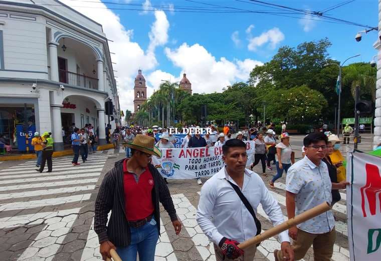 "No se aplica": Maestros de Santa Cruz marchan en rechazo a la nueva malla curricular