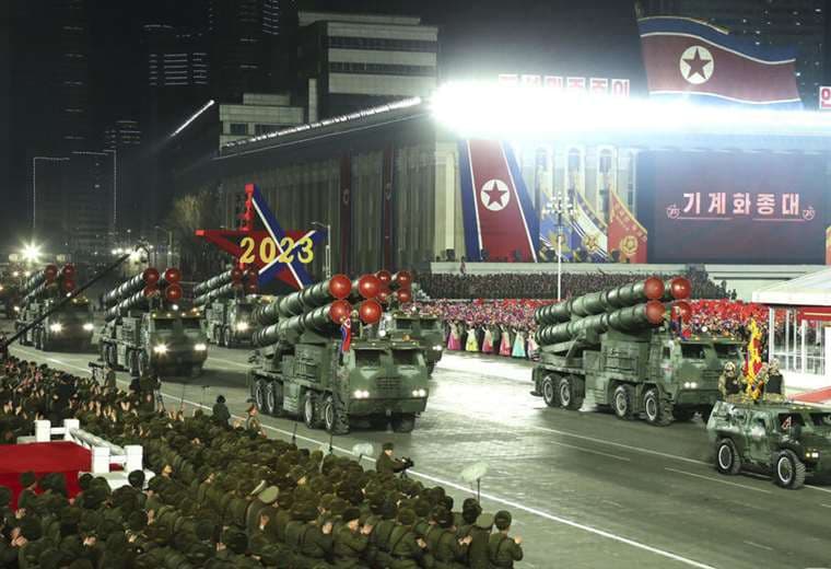 Corea del Norte presenta una cantidad récord de misiles en un gran desfile militar