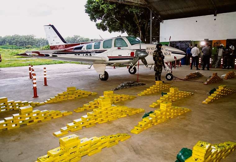 La aeronave fue trasladada al aeropuerto El Trompillo donde se mostró el cargamento de co