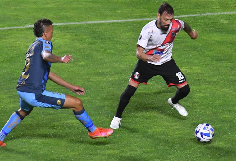 El partido ente Nacional Potosí y El Nacional se juega en el Hernando Siles. Foto. APG
