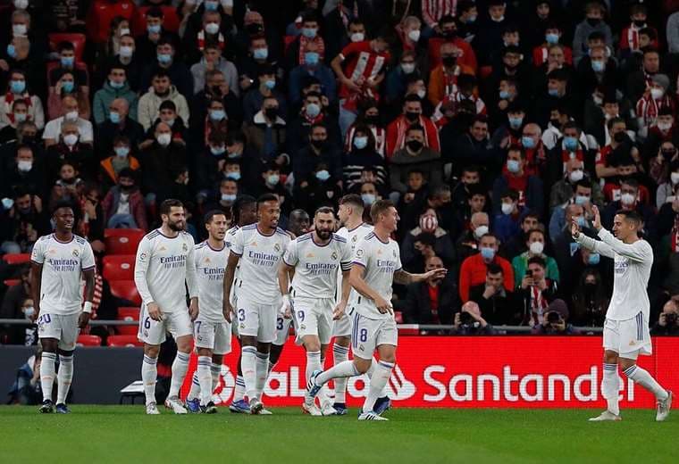 Real Madrid festejando una victoria de la temporada 2023.