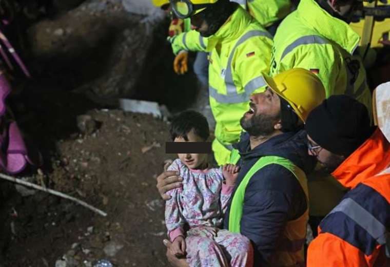 Rescatan a un niño desde los escombros tras el sismo en Turquía /DW 