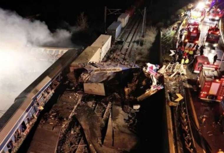 Van 26 muertos en accidente de tren en Grecia