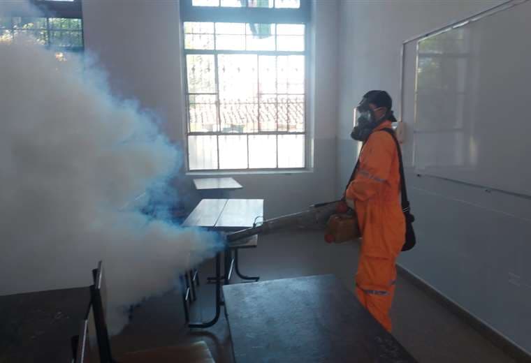 Fumigación en unidades educativas/ Foto: Juan Carlos Torrejón