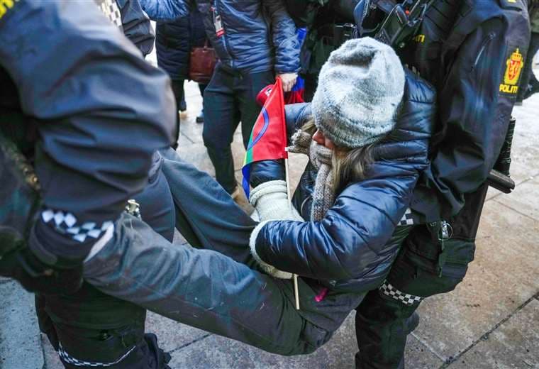 La activista Greta Thunberg desalojada de una protesta /Foto: AFP