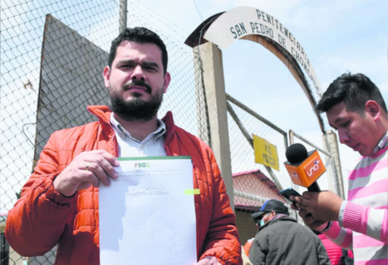 Camacho formaliza su mandato desde prisión y piden acabar polémica