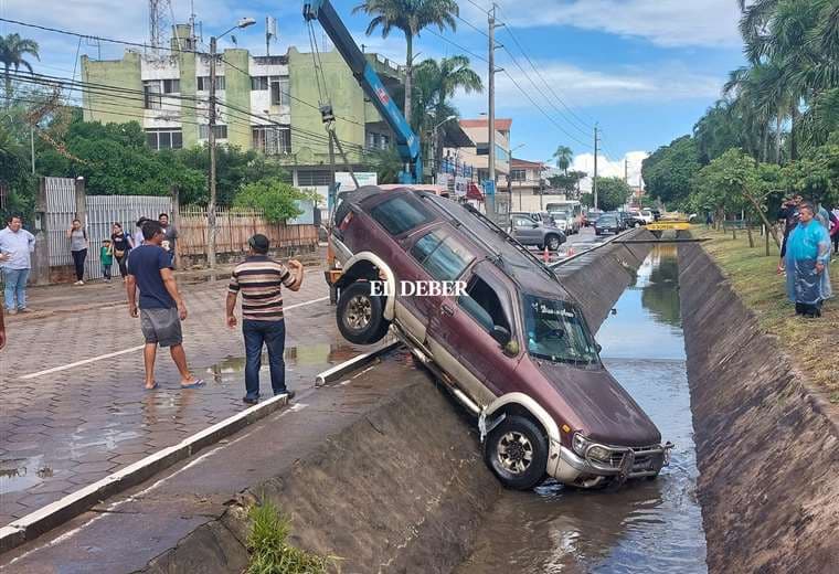 Un vehículo termina en un canal de drenaje y cae un árbol sobre un micro con pasajeros, algunos de los estragos de la lluvia en Santa Cruz 