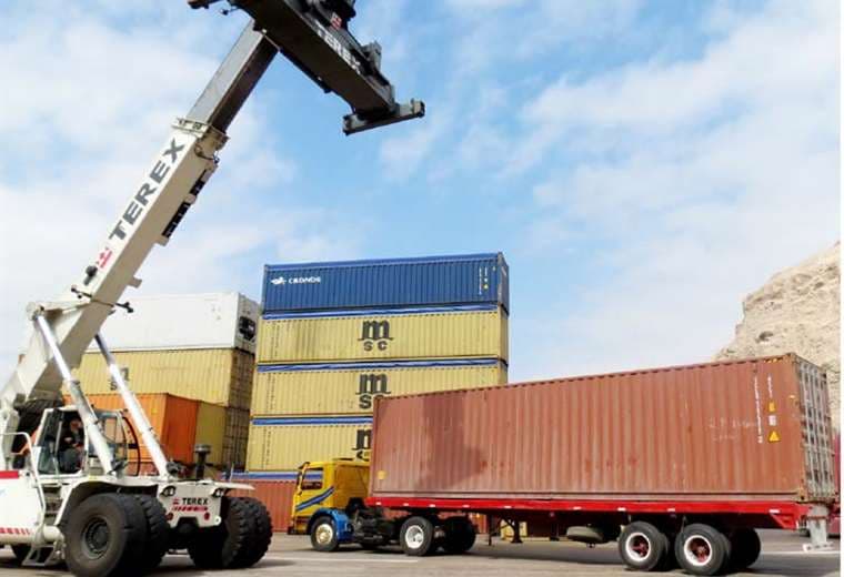 Descarga de contenedores en el puerto de Arica. Foto. TPA