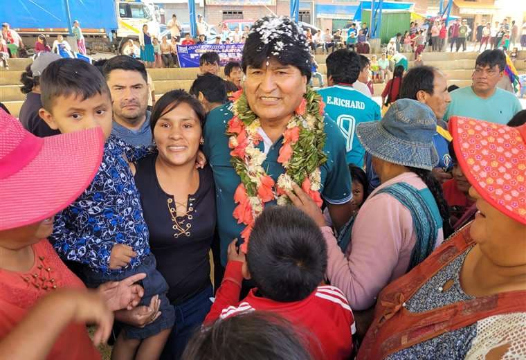 Evo llega a los Yungas de La Paz a pesar de que fue declarado persona no grata y de la instalación de bloqueos de vías en su contra