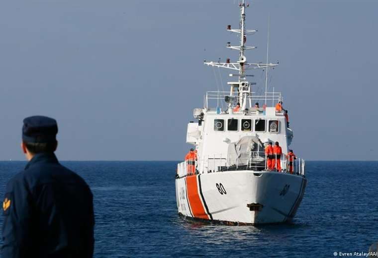 Cinco muertos y 10 desaparecidos tras naufragio en el Egeo