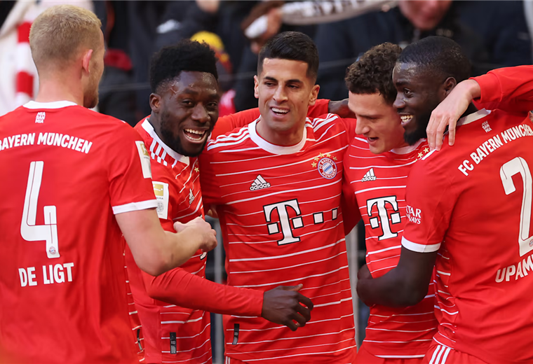 Jugadores del Bayern festejando uno de los cinco goles que anotaron. 