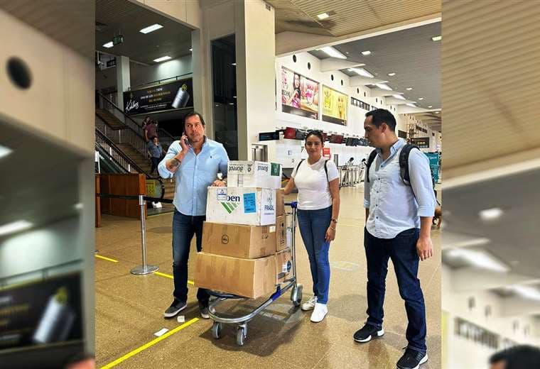 La defensa partió con los libros desde el aeropuerto Viru Viru