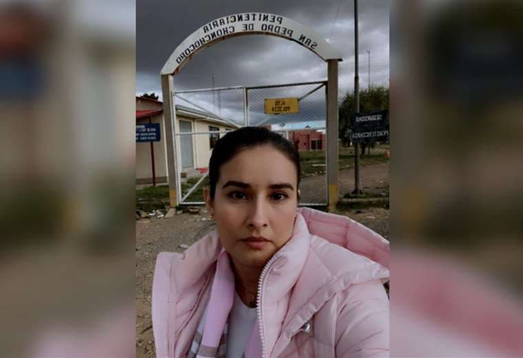 Paola Aguirre en puertas del penal de Chonchocoro, en La Paz