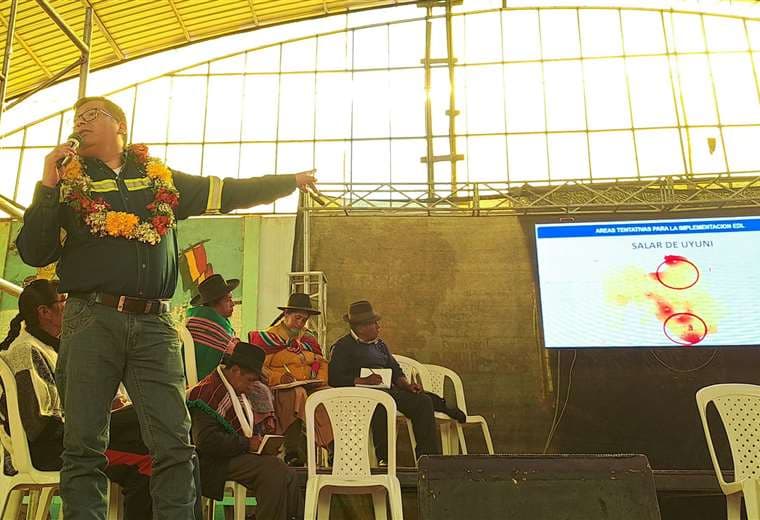 El presidente de YLB, Carlos Ramos, en un acto de socialización en Uyuni. Foto: YLB.