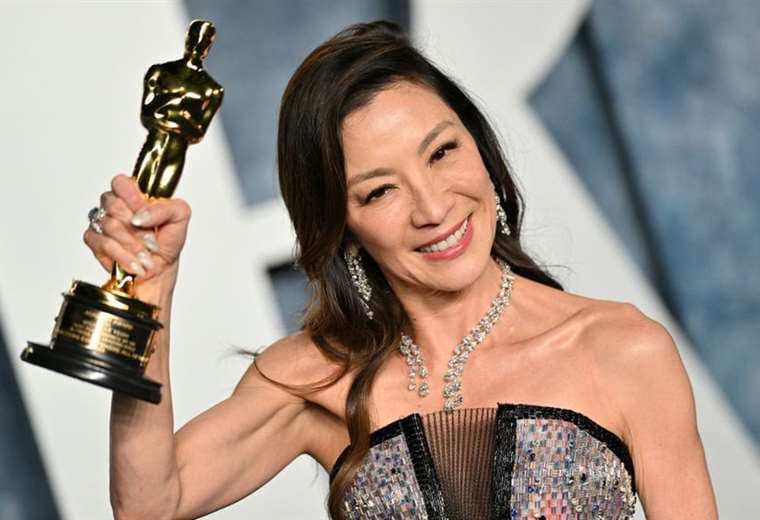 Oscar 2023 | Quién es Michelle Yeoh, la bailarina y experta en artes marciales que ganó el Oscar con un papel que había sido pensado para Jackie Chan