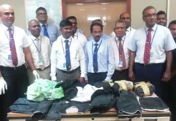 Autoridades de Sri Lanka muestran el equipaje incautado a una boliviana/ Colombo page