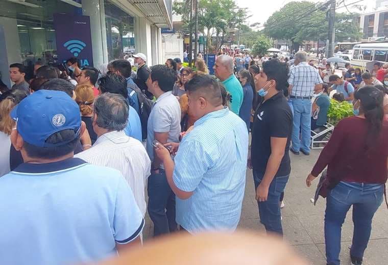 La gente en busca de retirar sus ahorros de Banco Fassil  /Foto: Juan Carlos Torrejón 