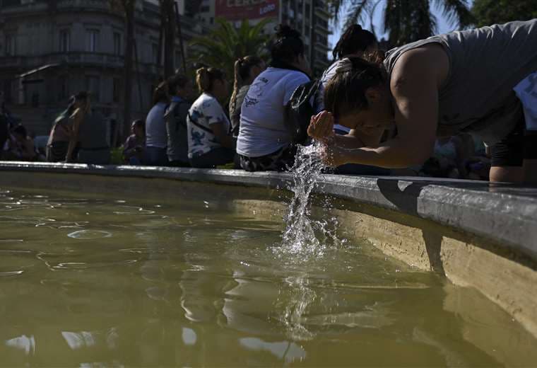 Alumnos en traje de baño para combatir ola de calor en Argentina