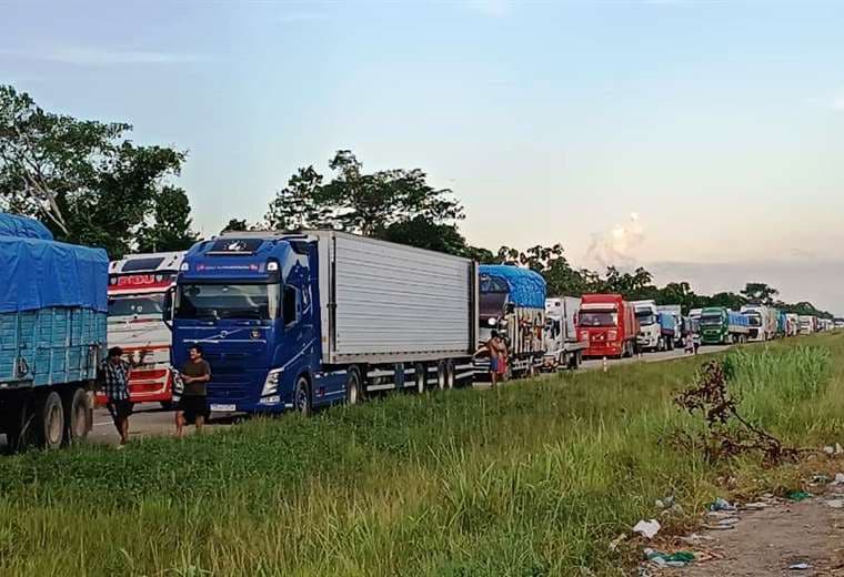 El bloqueo en Yapacaní dejó una larga fila de camiones y vehículos. Foto: Soledad Prado