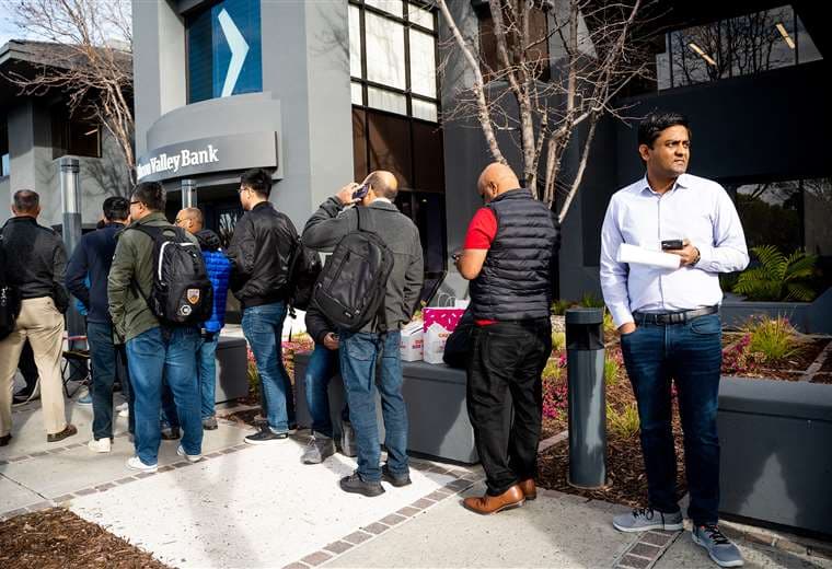 Largas filas fuera del Silicon Valley Bank/ AFP