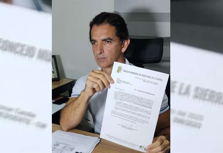 Manuel Saavedra muestra la carta que envió al Ejecutivo sobre la denuncia
