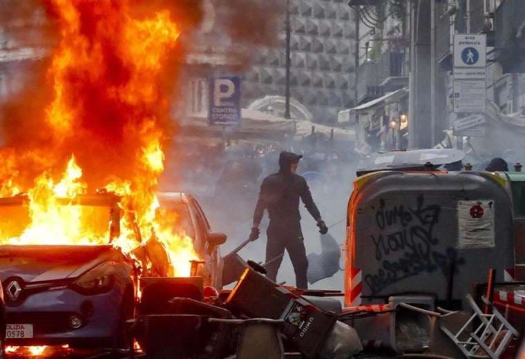 Ocho hinchas detenidos en Nápoles tras disturbios con la policía