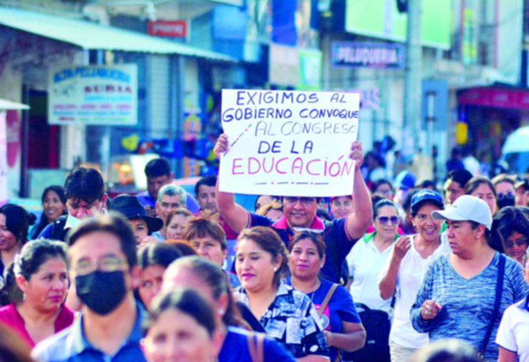 Este miércoles, las calles de Tarija fueron el escenario de una multitudinaria marcha de los maestros / Foto: APG Noticias
