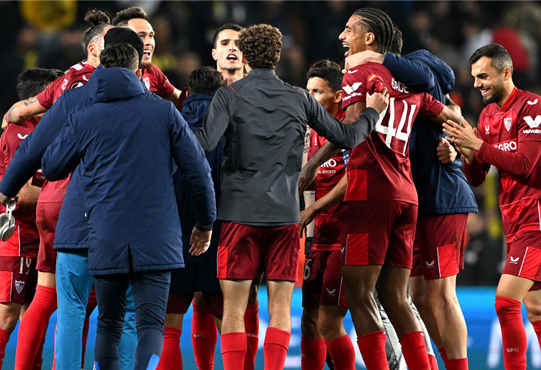 Los jugadores del Sevilla celebran la clasificación. Foto. AFP