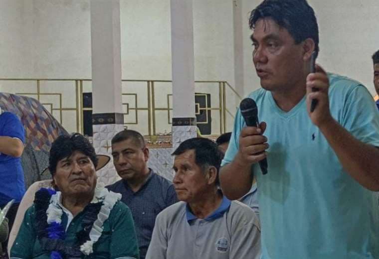 El diputado, Héctor Arce, en una reunión con Evo Morales