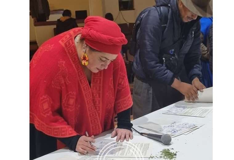 La ministra María Nela Prada firma el acuerdo con sectores de Potosí/Foto: Bolivia Tv