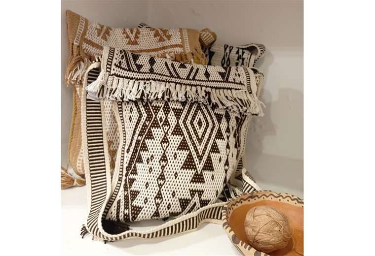 Vokó tejido diseño karakarapepo, realizado por la Asociación de Tejedoras del Sumbi Regual