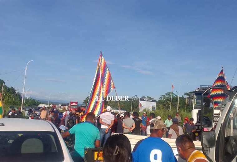 Comunarios de la Faja Norte de Yapacaní bloquean la ruta Santa Cruz – Cochabamba 